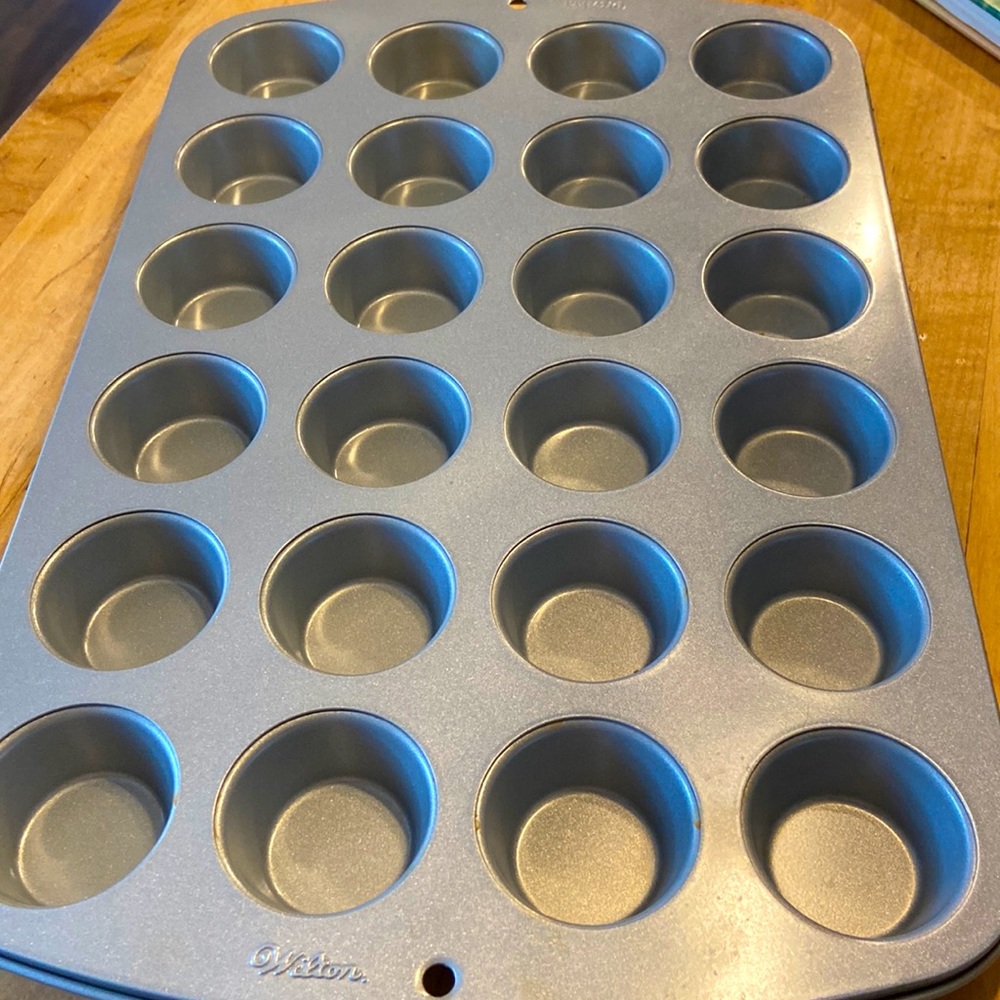 WILTON mini 24 muffin pan, best in the industry. like new